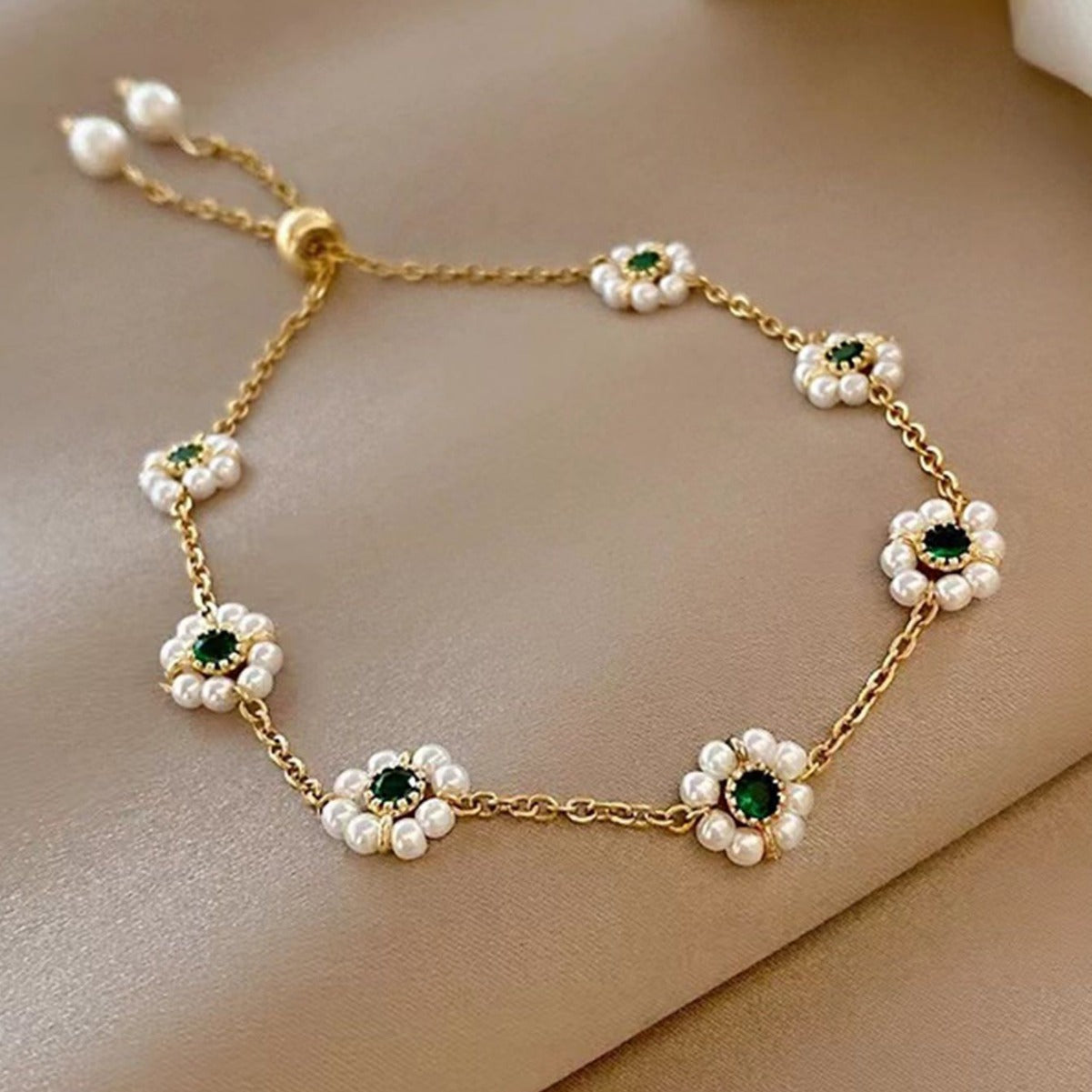 Elegant Pearl Flower Bracelet – Adjustable Chic Fashion Accessory